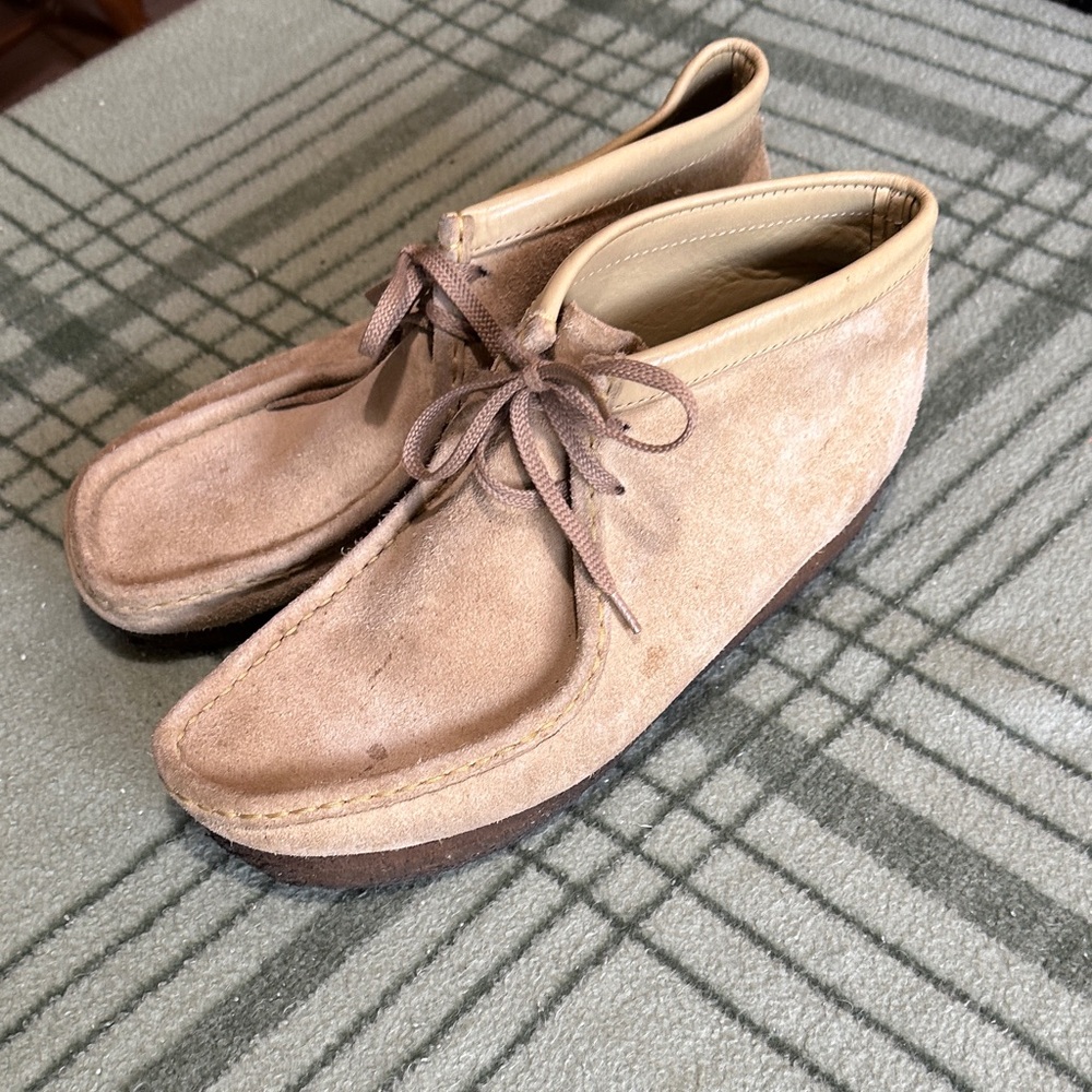 Clarks size 9.5 Men's Tan Suede Desert Boots